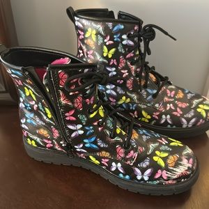 Skechers girls boots girls size 6. Bought at Nordstrom.